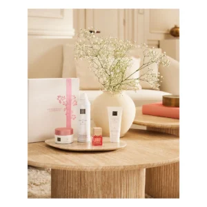 Coffret Rituals The Ritual of Sakura Medium : autre vue du coffret ; Mousse de douche 200 ml + Gommage pour le corps 125 g + Crème pour le corps 100 ml + Eau de Parfum 15 ml