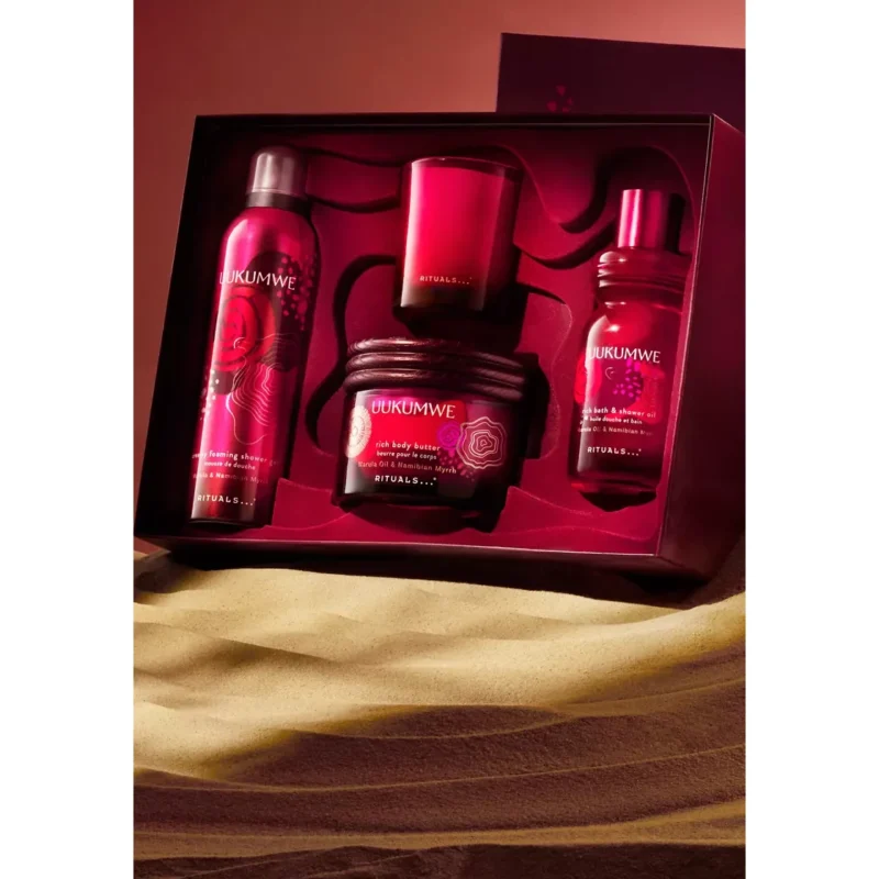 Coffret Rituals Uukumwe Large : vue détaillée ; Mousse de douche onctueuse 200 ml + Huile pour le bain et la douche 200 ml + Beurre corporel riche 220 ml